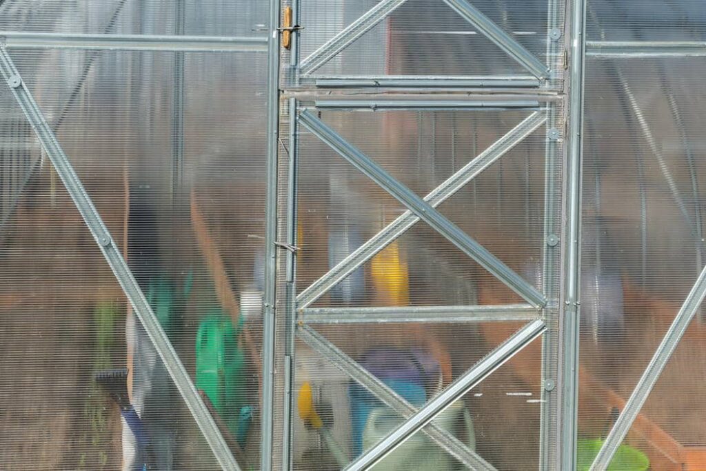 Polycarbonat-Stegplatten und Aluminiumprofile an einem Gewächshaus
